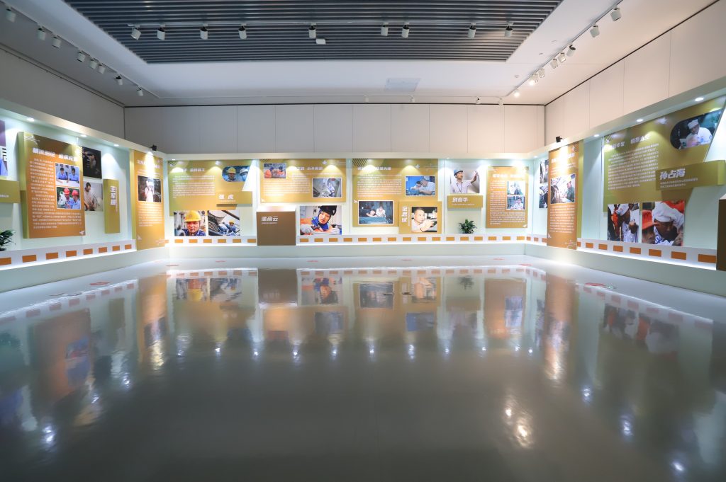 天津市滨海新区举办劳模工匠大师风采展 庆祝新中国成立71周年