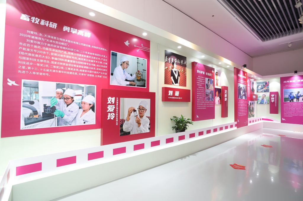 天津市滨海新区举办劳模工匠大师风采展 庆祝新中国成立71周年
