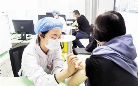 天津市民接种流感疫苗 增强自我保护