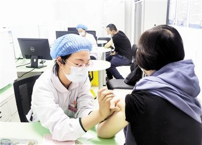 天津市民接种流感疫苗 增强自我保护