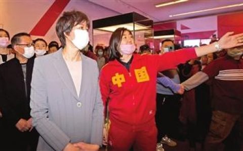 非常棒！郎平参观中国女排精神展