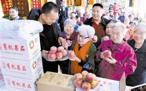 天津：爱满重阳节 情暖老人心