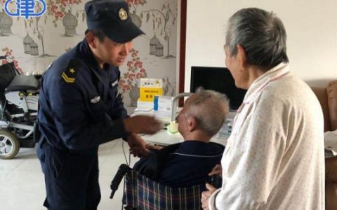 “两手抓”服务模式为老人生活装上双保险