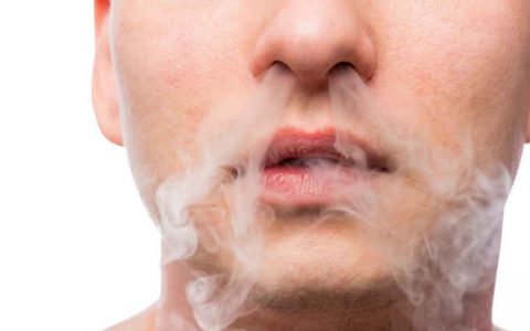 爱吸烟的人若脸上出现3种表现，赶快戒烟，肺可能已经烂成网！
