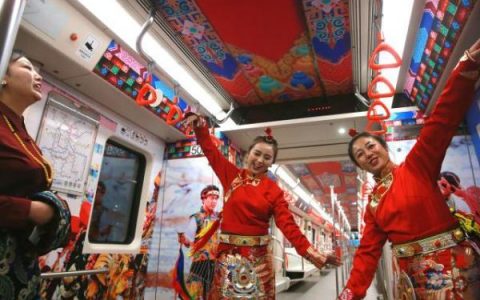“津藏民族团结号” 主题地铁在津开行