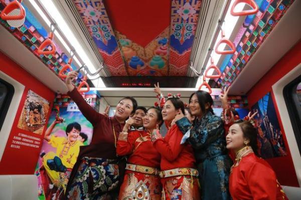 “津藏民族团结号” 主题地铁在津开行