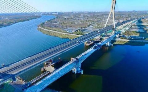 唐津高速扩建项目海河特大桥首个中跨完成合龙