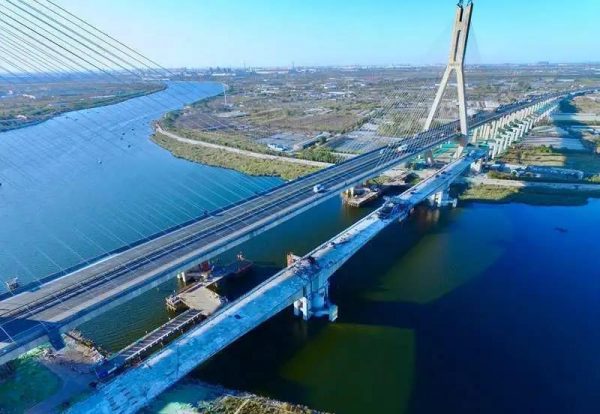 唐津高速扩建项目海河特大桥首个中跨完成合龙
