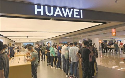 苹果华为相继“点燃”智能手机 黄牛趁火打劫哄抬市场
