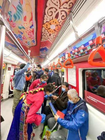 津藏民族团结号主题列车在天津地铁5号线上线运营