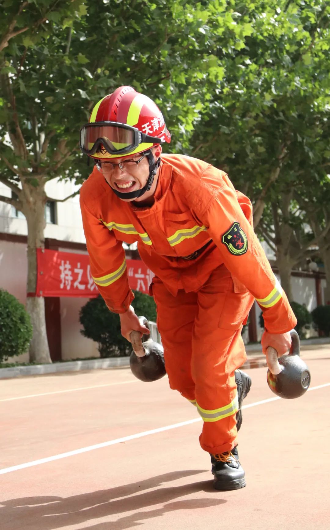 “文弱书生”变身“消防铁汉”——看高新区消防员张凯的百炼青春