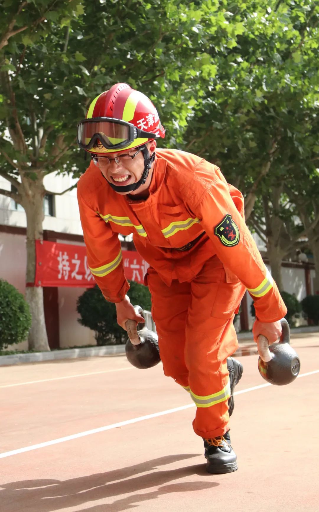 “文弱书生”变身“消防铁汉”——看高新区消防员张凯的百炼青春