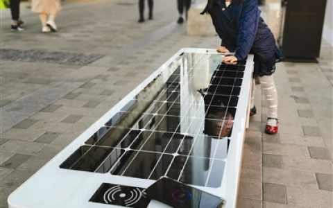除了坐还能充电！天津金街出现太阳能光伏座椅