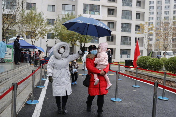 天津滨海雨雪中全员核酸检测 网友：辛苦了！