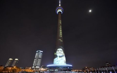 津城天塔点亮夜空 悼念马拉多纳