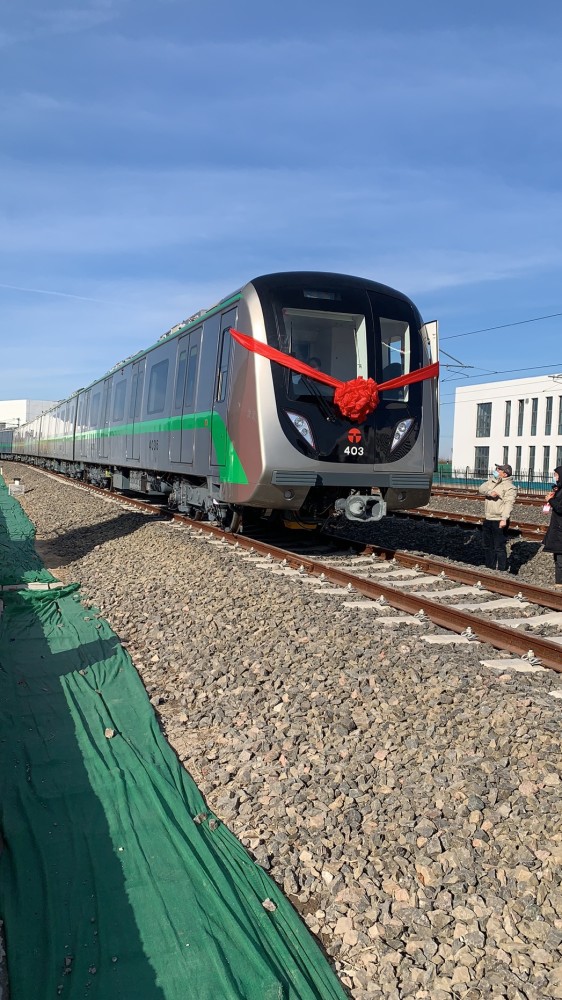 天津地铁4号线首列电客车在民航大学车辆段正式启动调试