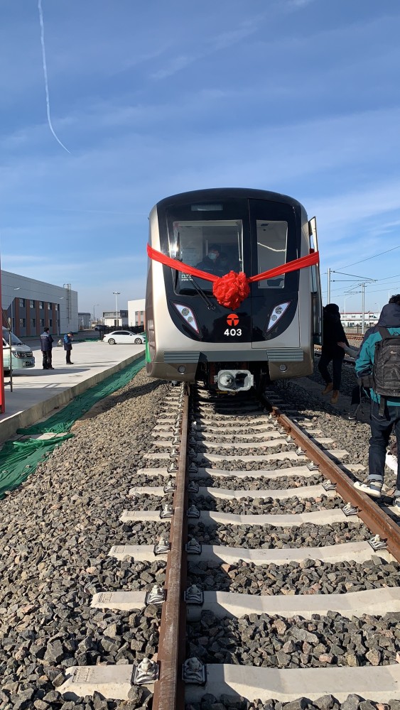 天津地铁4号线首列电客车在民航大学车辆段正式启动调试