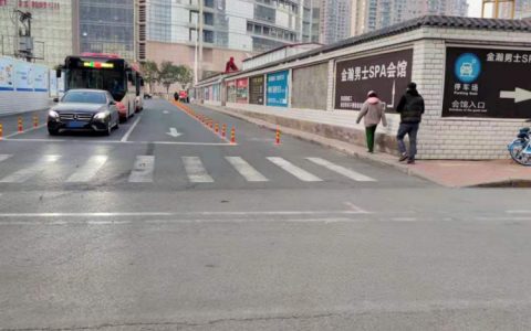 天津：建物北大街有柔性分道桩了！