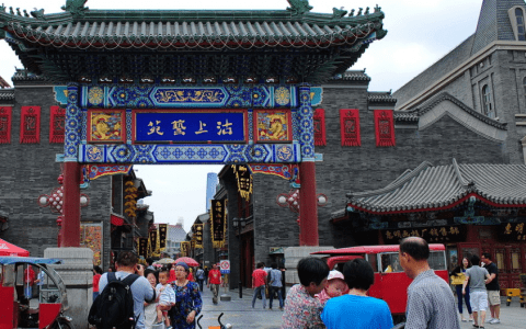 一起逛美丽的城市天津文化古街，品尝当地特色小吃