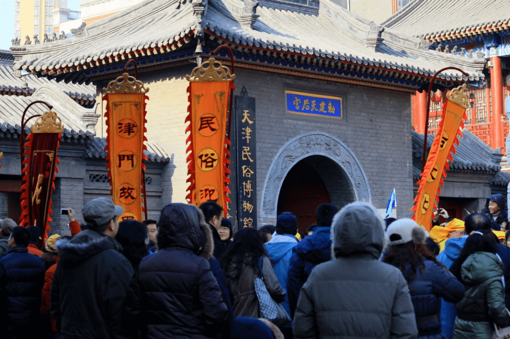 一起逛美丽的城市天津文化古街，品尝当地特色小吃