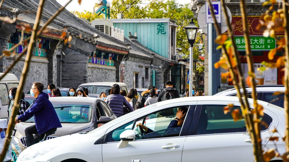 街拍秋天的北京街头，秋意来临时的生活