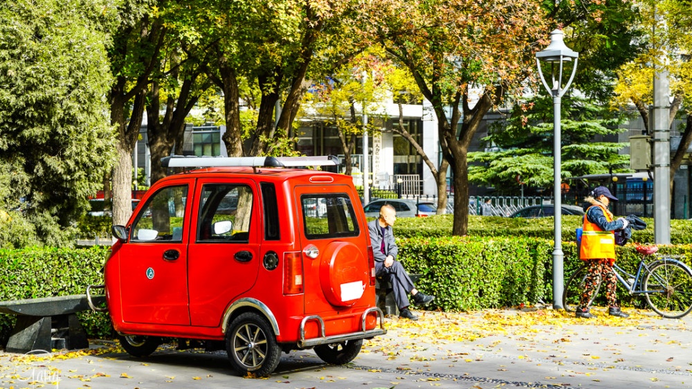 街拍秋天的北京街头，秋意来临时的生活