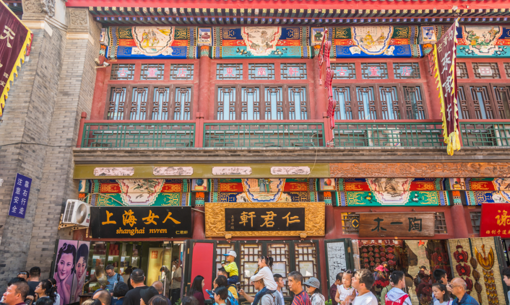 一起逛美丽的城市天津文化古街，品尝当地特色小吃