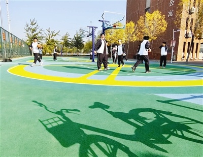 天津：“变身”篮球场 4千余条共享单车轮胎“重生”
