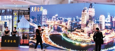天津金街展位首次亮相进博会，呈现的“海河风景”“天津劝业场”“五大道景区”和“邮轮母港”等天津地标，格外抢眼。