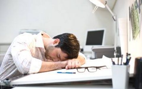 趴桌午睡有多伤?中医骨科专家支招午休的正确姿势