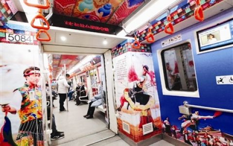 天津地铁5号线藏族风情装饰的车厢 令人耳目一新