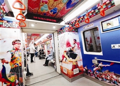 天津地铁5号线藏族风情装饰的车厢 令人耳目一新