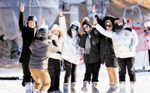 天津首届大众冰雪开板节开幕 冰雪世界嗨起来