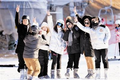 天津首届大众冰雪开板节开幕 冰雪世界嗨起来