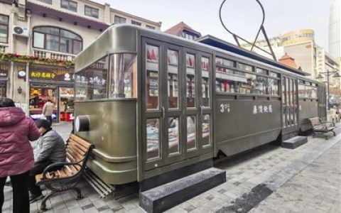 滨江道商业街多组以文创互动、历史文化为主题造型景观陆续亮相
