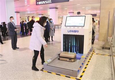 天津机场航站楼“上岗” 智能行李消杀机