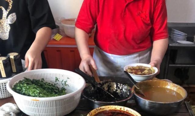 天津每天开门3小时的早餐店，2样小吃卖30多年，老客人一直追着吃