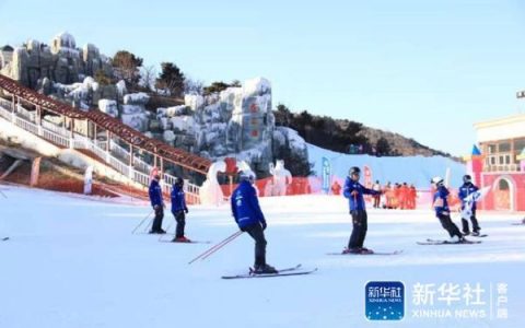 天津首届大众冰雪开板节拉开帷幕