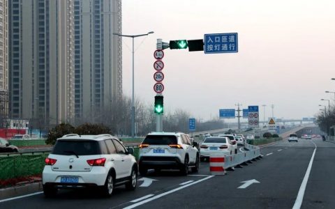 天津市快速路匝道口将启用11处车道信号灯