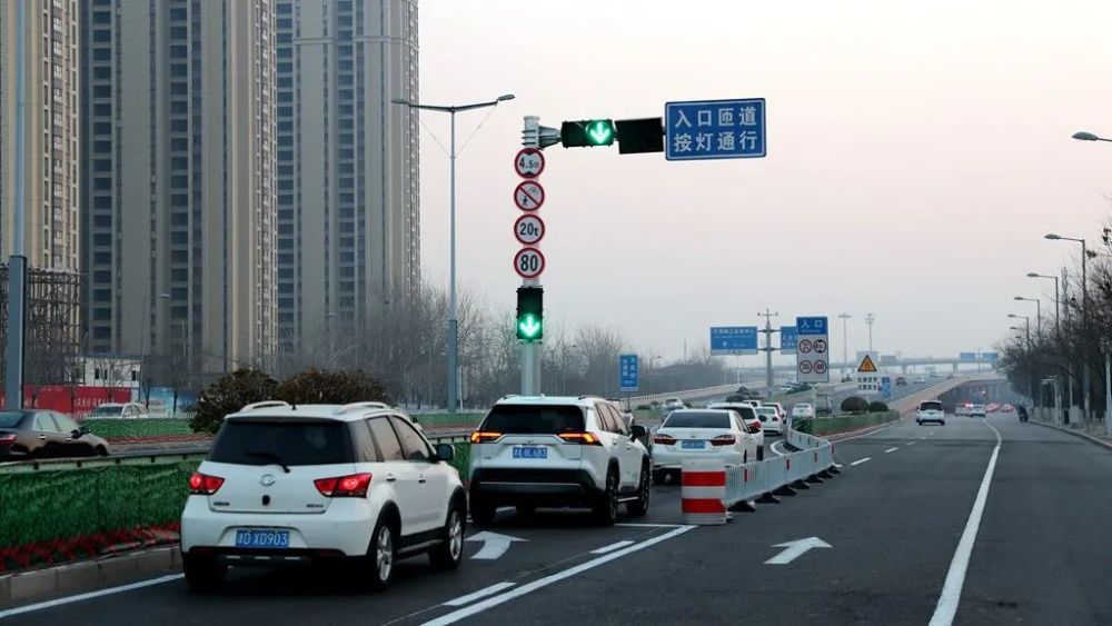 天津市快速路匝道口将启用11处车道信号灯