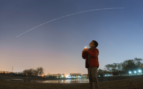 滨海人，今晚望向北侧夜空，那里有一个从太空送来的祝福……