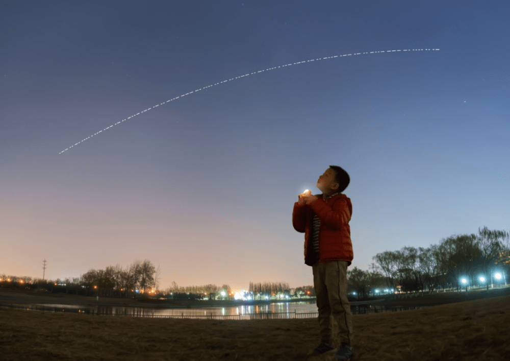 滨海人，今晚望向北侧夜空，那里有一个从太空送来的祝福……