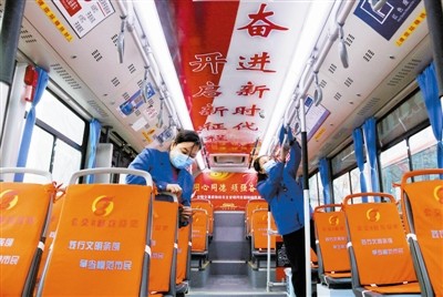 天津公交8路上线主题车厢宣传五中全会精神