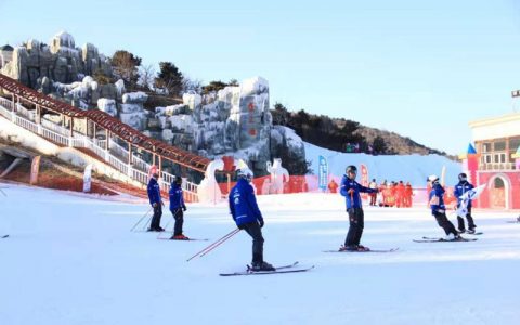 天津首届大众冰雪开板节启幕 丰富冬季冰雪活动