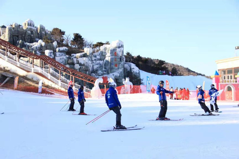 天津首届大众冰雪开板节启幕 丰富冬季冰雪活动