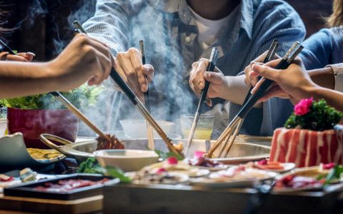 疫情防控常态化形势下 预订年夜饭要多些理性
