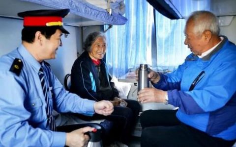 老年人乘火车有“绿色通道” 年满60岁坐火车优先安排下铺