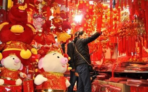 天津：线上线下货品足 年货市场人气旺