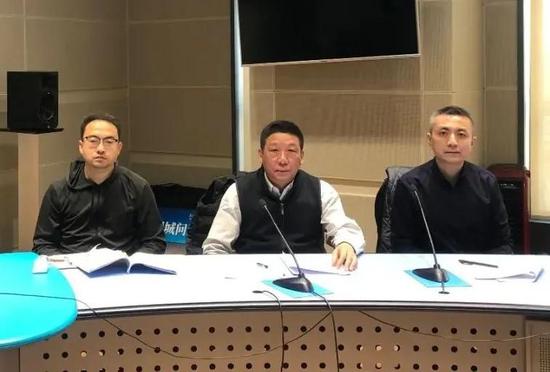 ▲由左至右:天津市市场监管委食品经营安全监督管理处二级主任科员霍廉;天津市市场监管委食品安全总监、二级巡视员崔洪涛;天津市市场监管委食品经营安全监督管理处一级主任科员王冶。