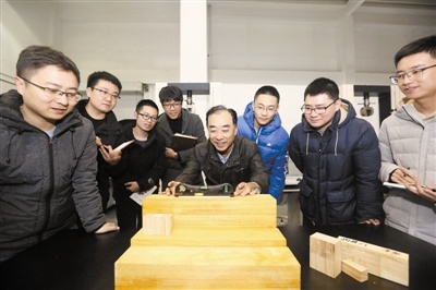 空间力学团队徐家福高级工程师（右四）与团队成员测试着陆器各种试验面的材料参数。